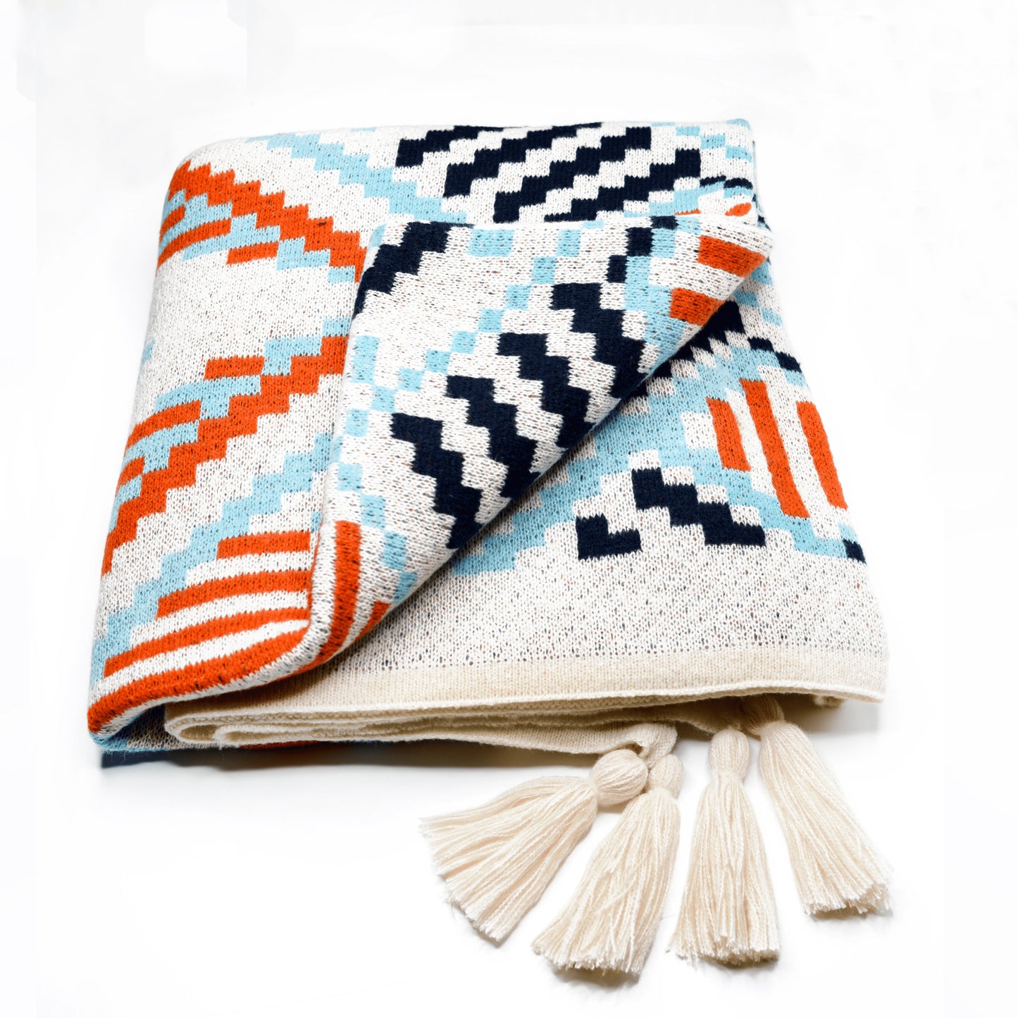 Plaid Bohème à motif posé et plié sur un fond blanc