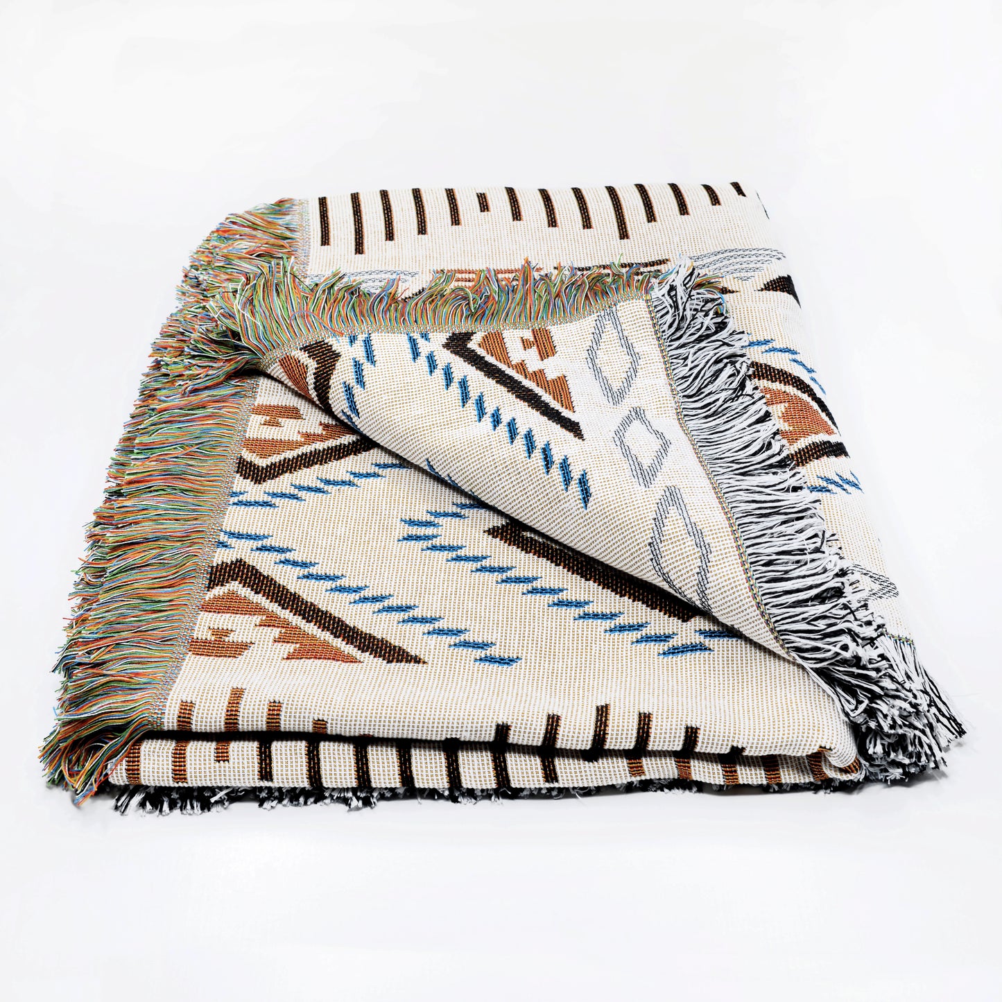 Plaid Bohème à motif posé et plié sur un fond blanc