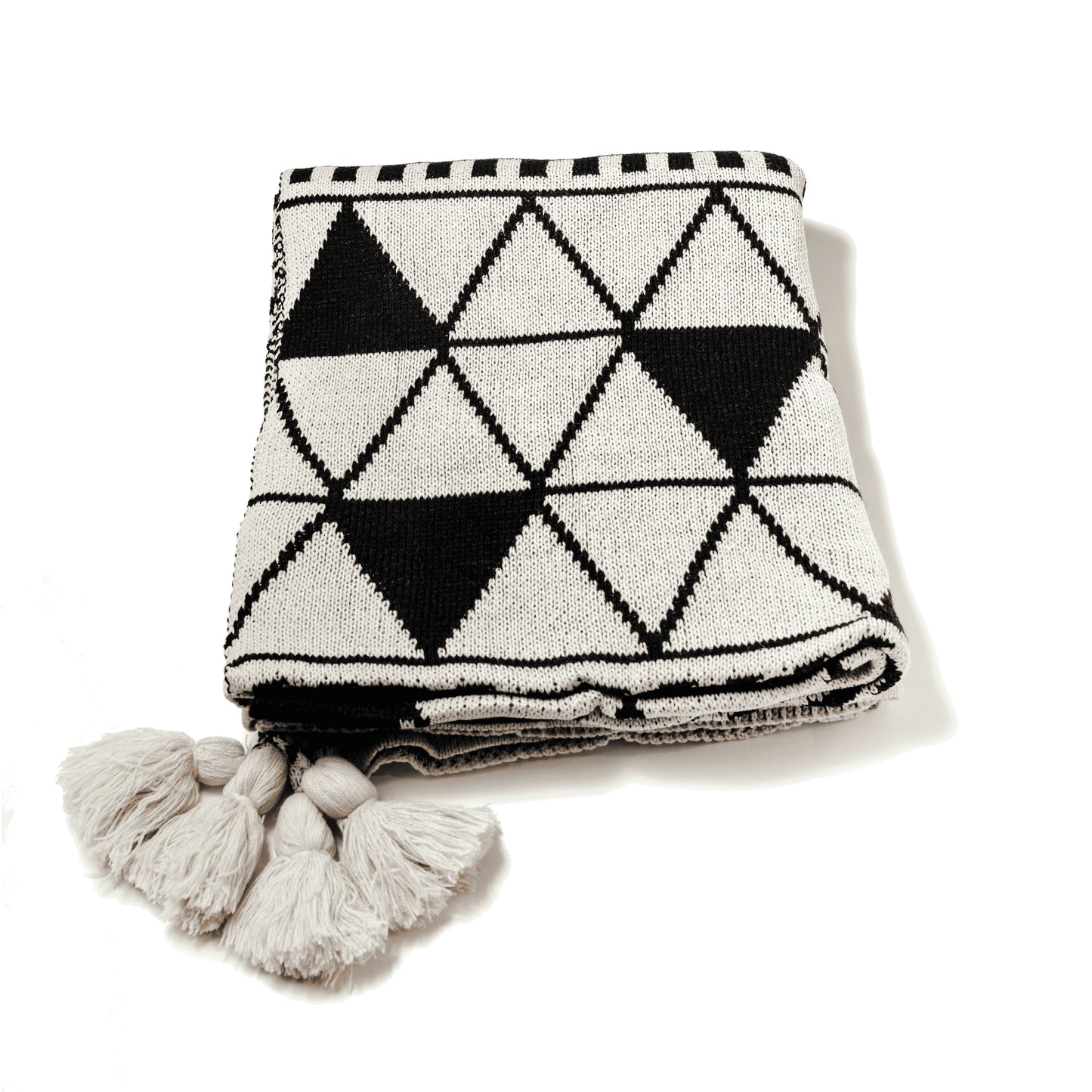 Plaid Bohème à motif posé et plié sur un fond blanc