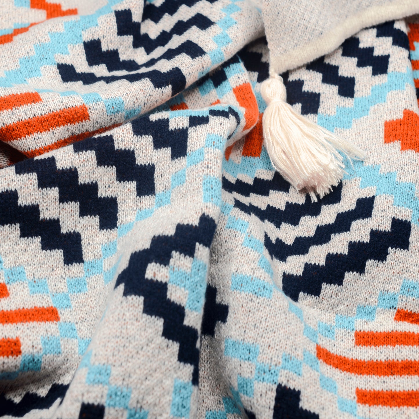 Plaid bohème à motifposé et froissé en gros plan sur les motifs