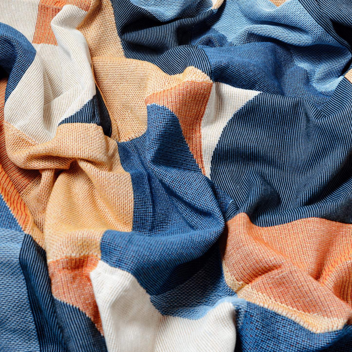 Plaid bohème à motifposé et froissé en gros plan sur les motifs