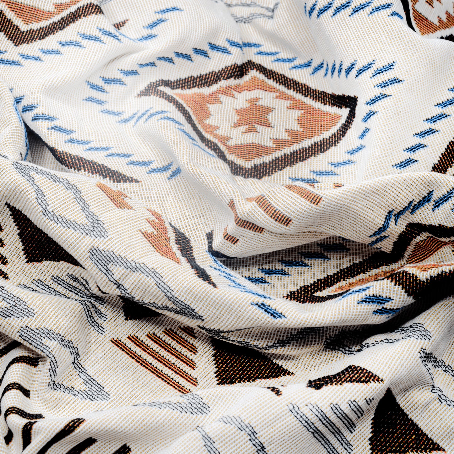 Plaid bohème à motifposé et froissé en gros plan sur les motifs