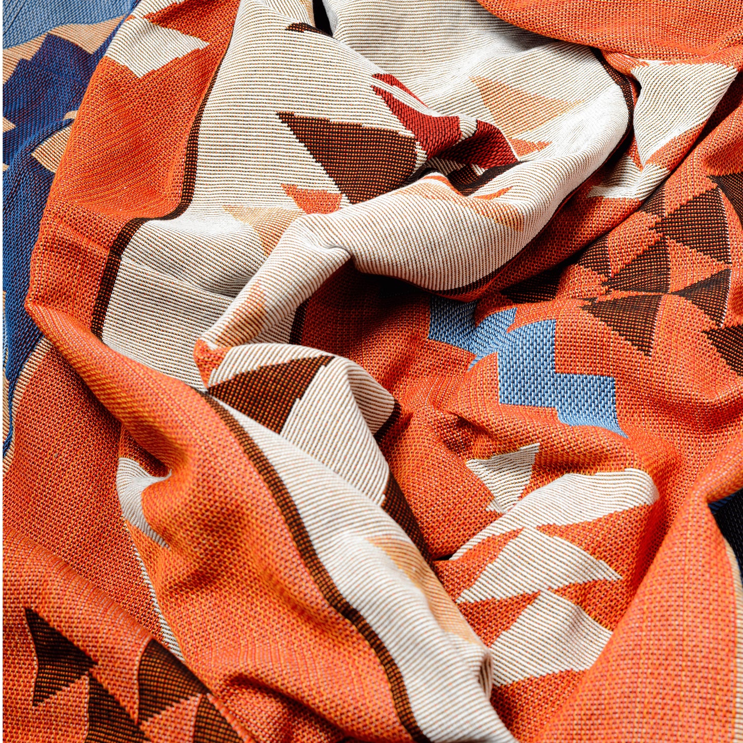 Plaid bohème à motifposé et froissé en gros plan sur les motifs