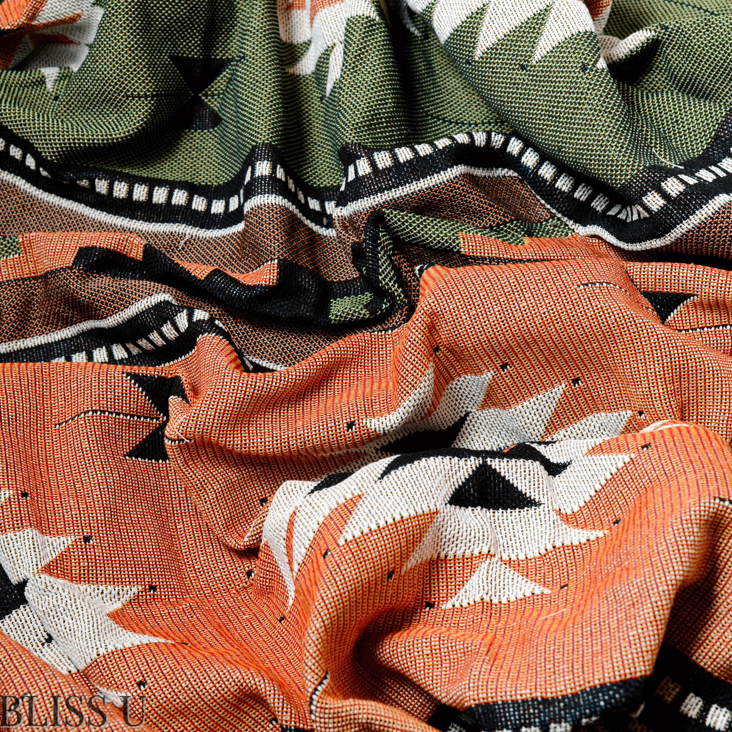 Couverture Plaid aux motifs Bohèmes froissés et vu de près avec le logo Bliss U