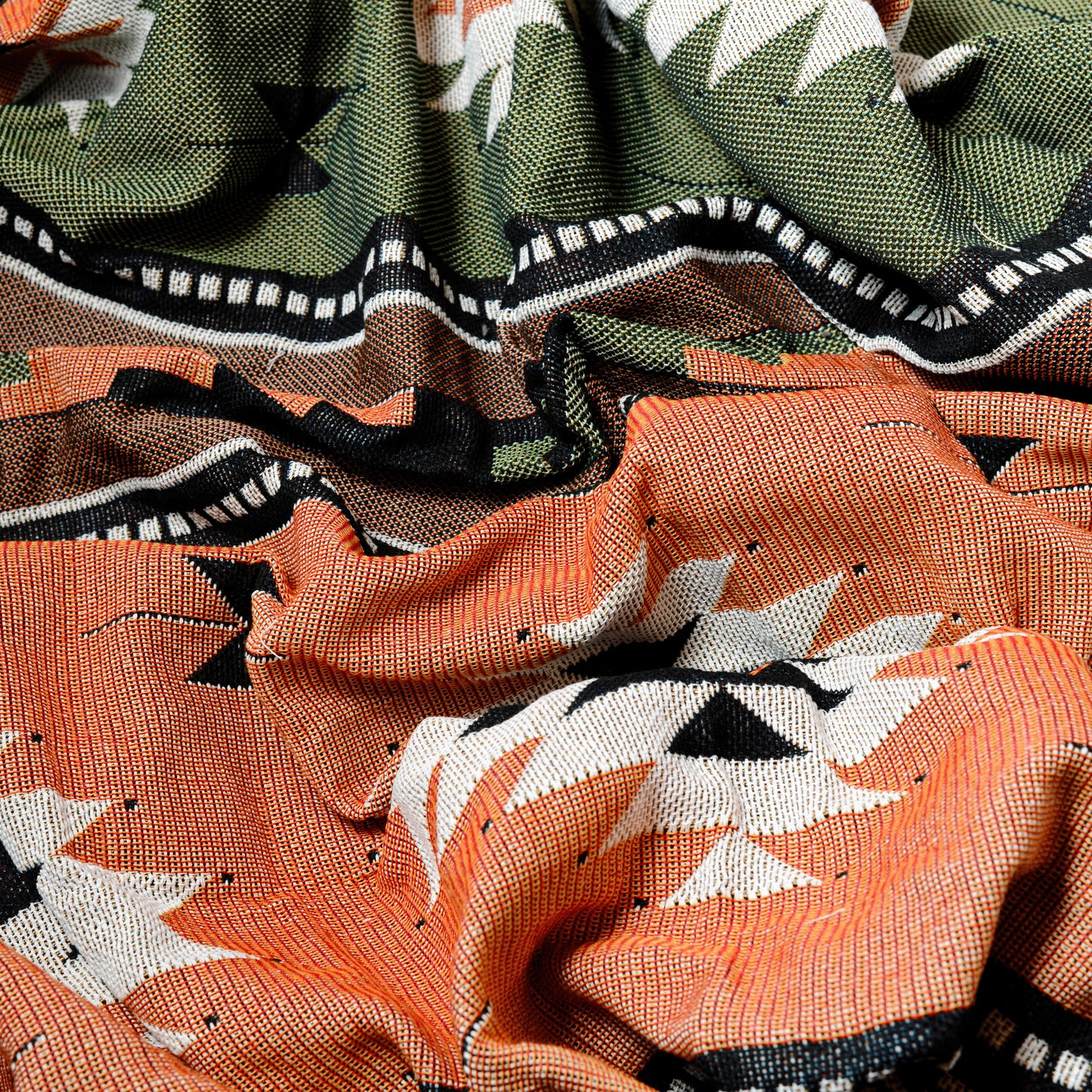 Plaid bohème à motifposé et froissé en gros plan sur les motifs