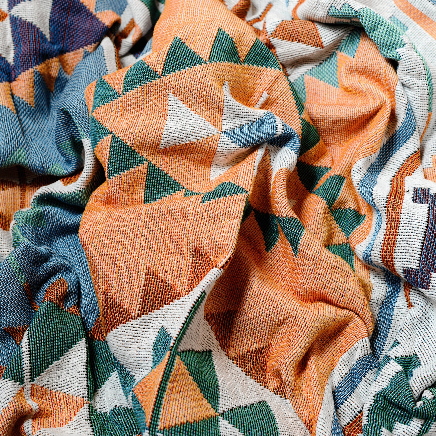 Plaid bohème à motifposé et froissé en gros plan sur les motifs