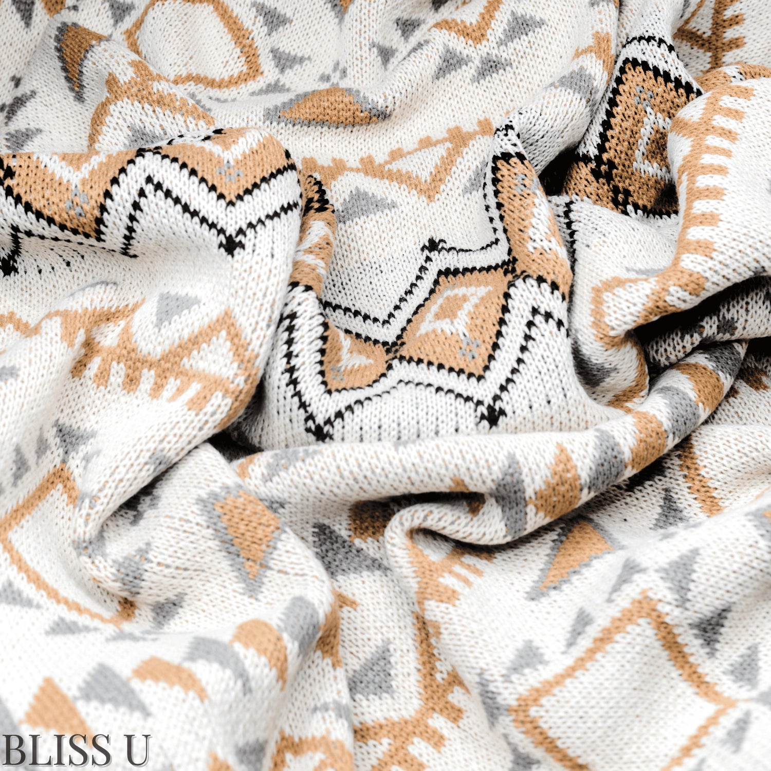 Couverture Plaid aux motifs Bohèmes froissés et vu de près avec le logo Bliss U