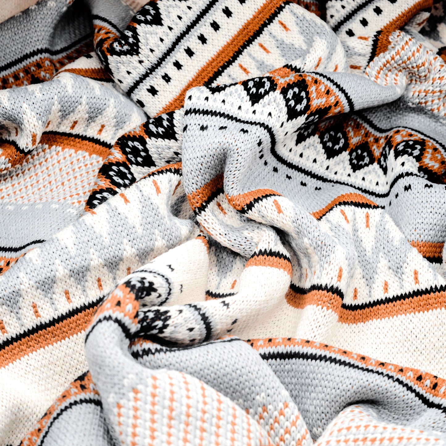 Plaid bohème à motif posé et froissé en gros plan sur les motifs
