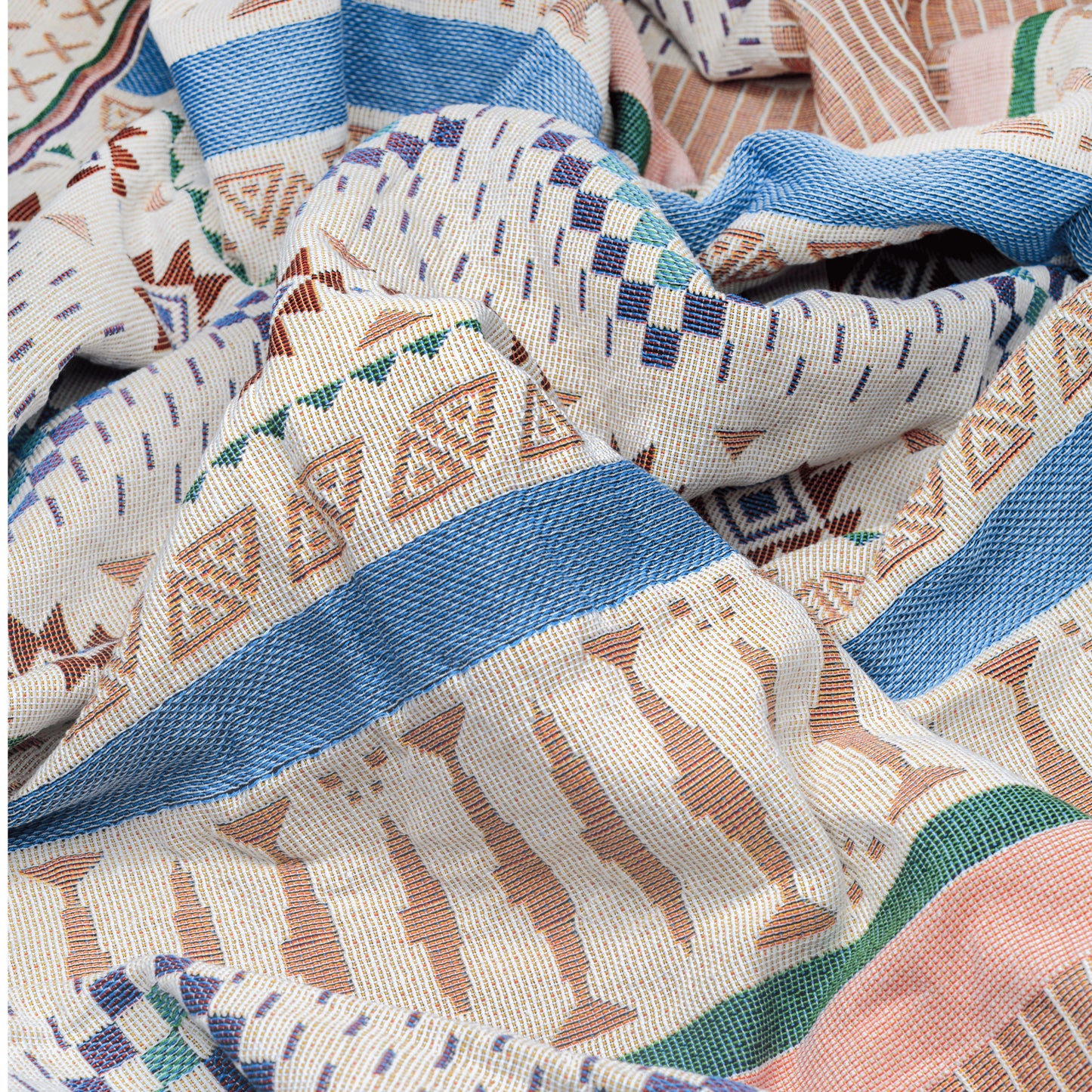 Plaid bohème à motifposé et froissé en gros plan sur les motifs
