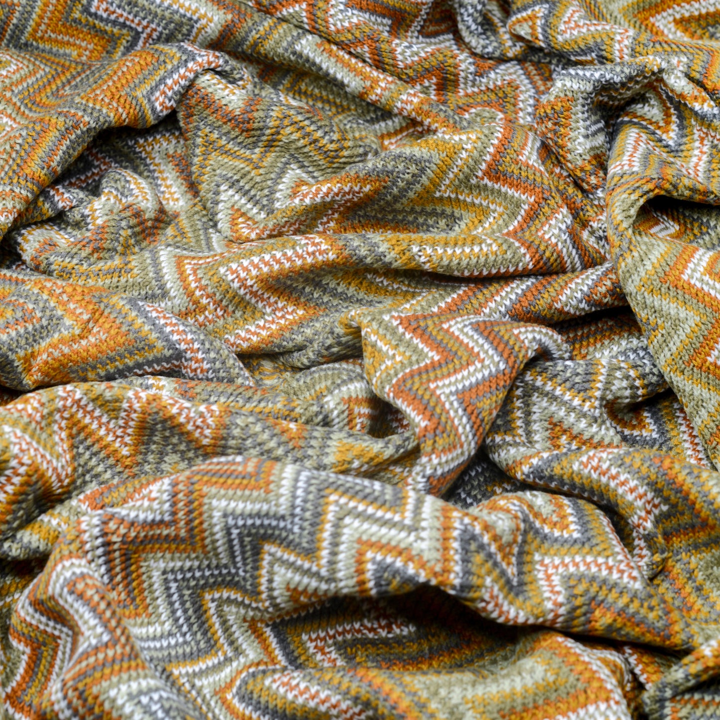 Plaid bohème à motif posé et froissé en gros plan sur les motifs