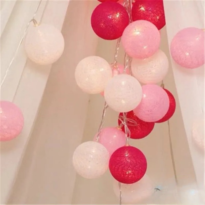 Guirlande Lumineuse en forme de Boule de coton allumé et posé sur une table dans une ambiance cosy et cocooning