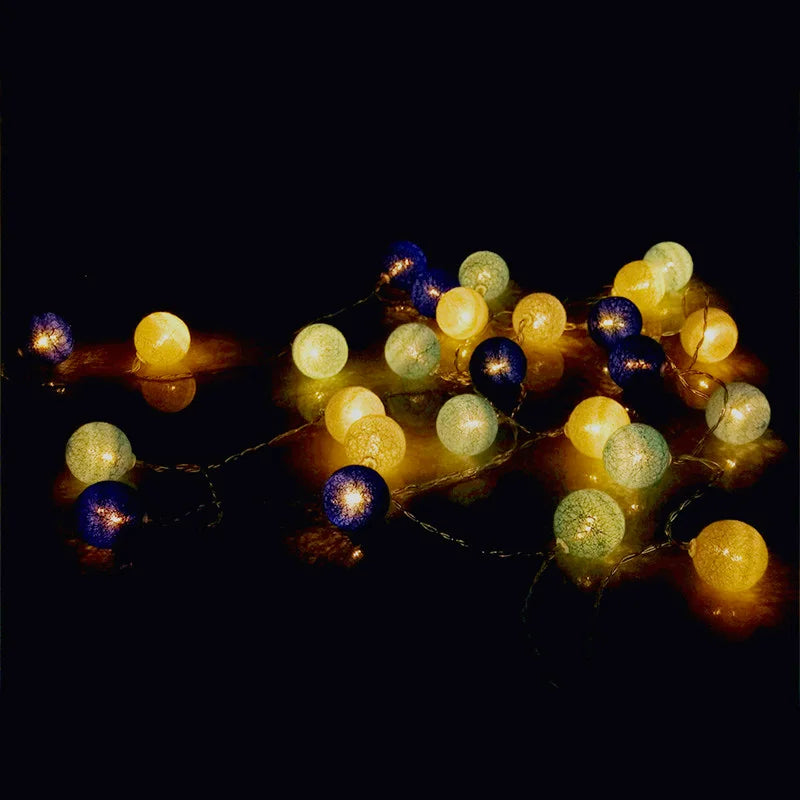 Guirlande Lumineuse en forme de Boule de coton allumé et posé sur une table dans une ambiance cosy et cocooning