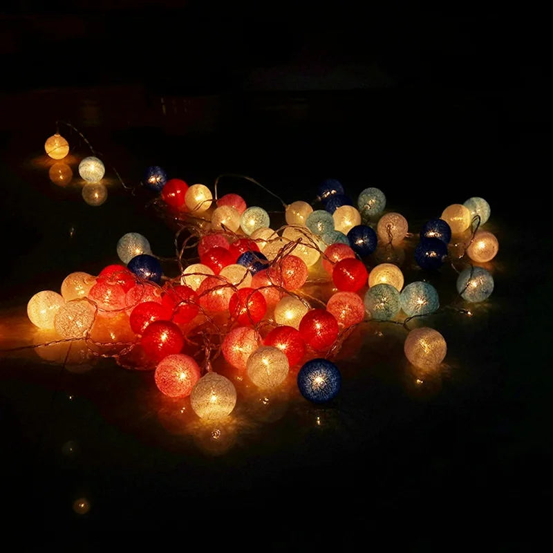 Guirlande Lumineuse en forme de Boule de coton allumé et posé sur une table dans une ambiance cosy et cocooning