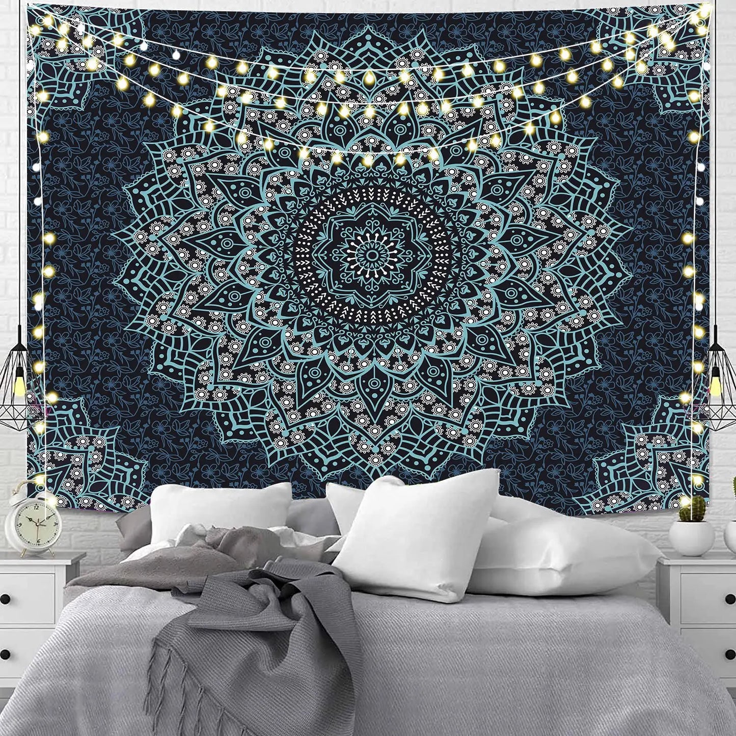 Teinture murale Boheme avec motif mandala exposé sur un mur blanc avec des guirlandes accroché au dessus