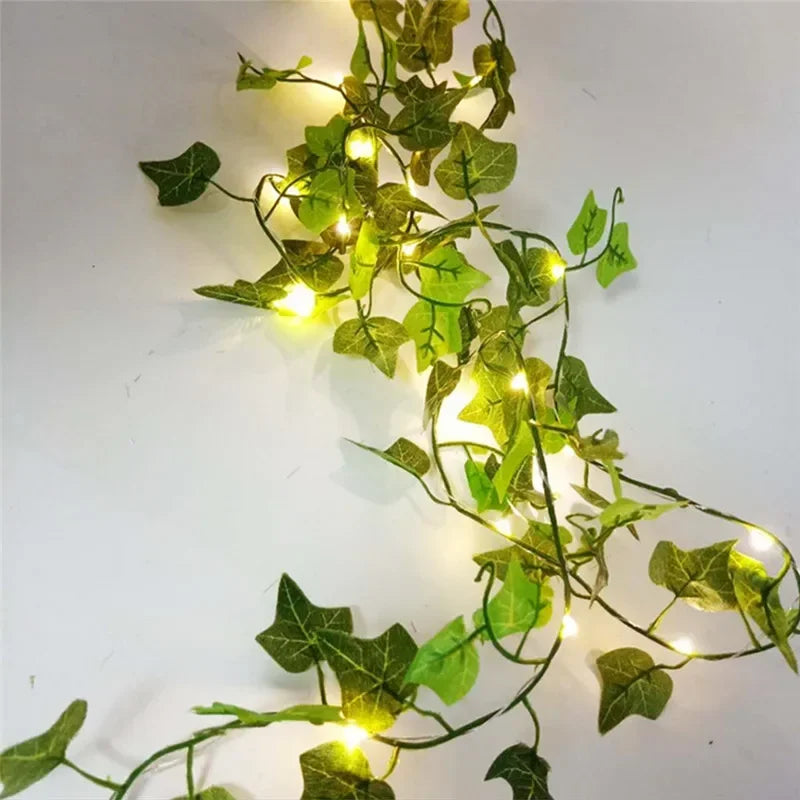 Guirlande Lumineuse intégré dans une lianne végétale en plastique et exposé sur un mur