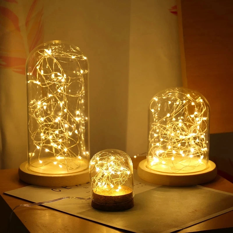 Guirlande Lumineuse décorative sous un socle en verre dans une ambiance boheme et cosy