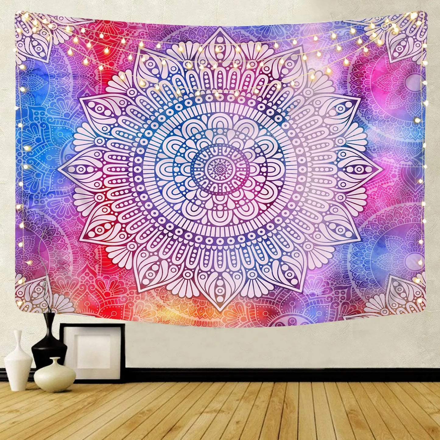 Teinture murale Boheme avec motif mandala exposé sur un mur blanc avec des guirlandes accroché au dessus