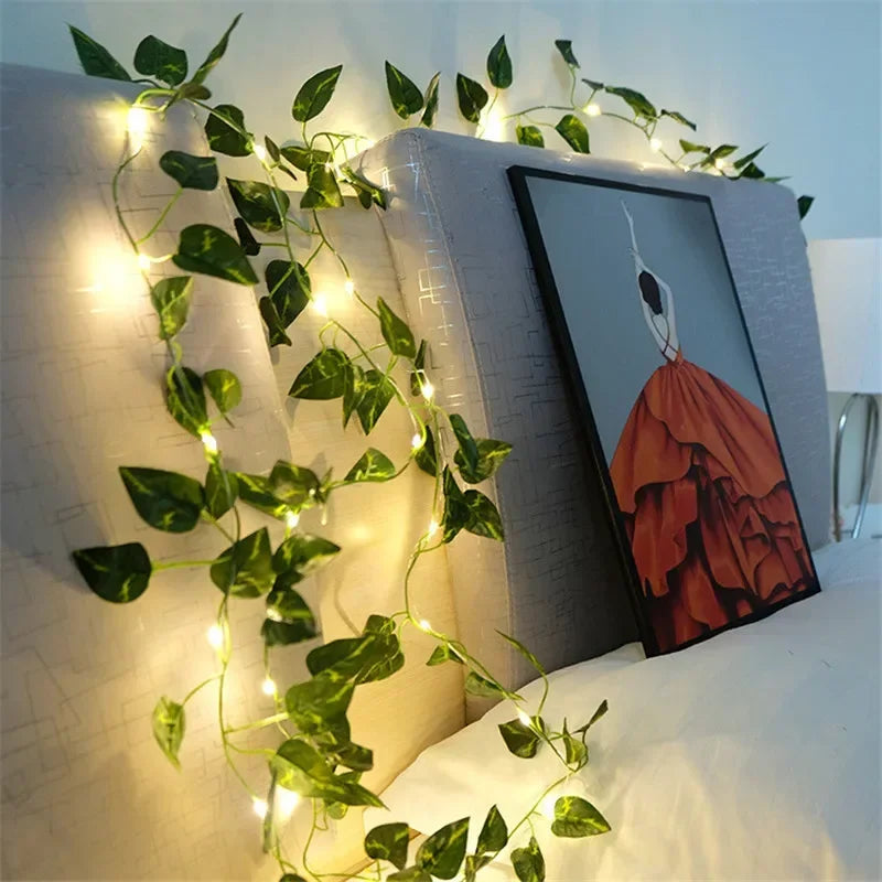 Guirlande Lumineuse intégré dans une lianne végétale en plastique et exposé sur un lit