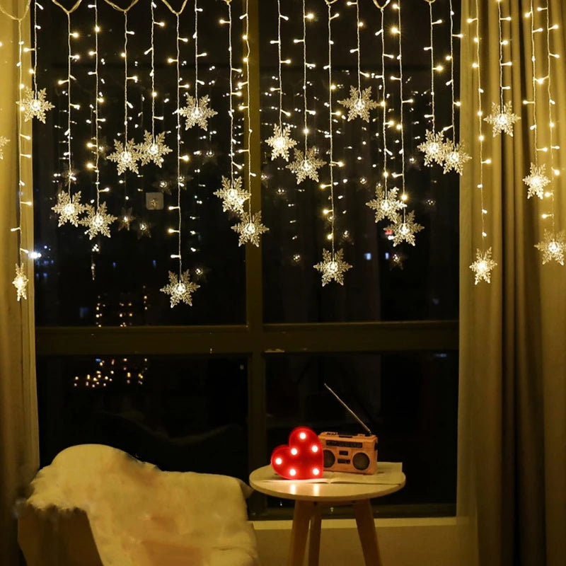 Guirlande Lumineuse en forme de flocon de couleur jaune accroché dans un salon cozy