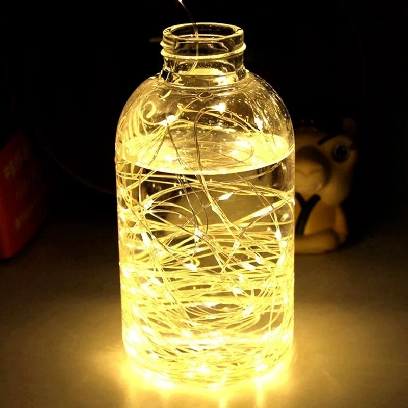 Guirlande Lumineuse décorative sous un socle en verre dans une ambiance boheme et cosy