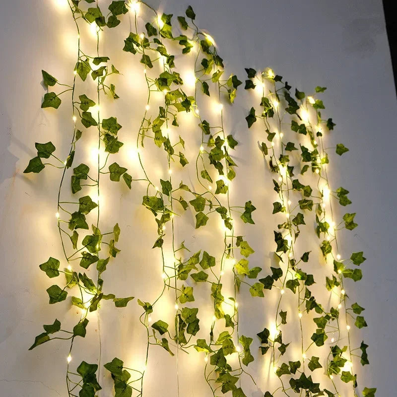 Guirlande Lumineuse intégré dans une lianne végétale en plastique et exposé sur un mur
