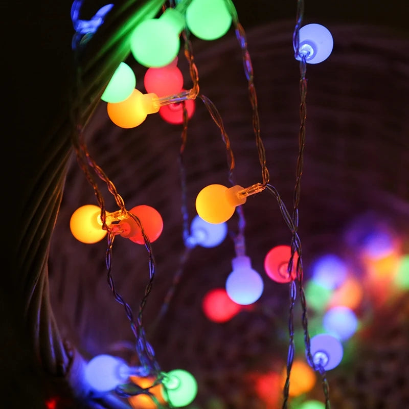 Guirlande Lumineuse en forme de bulbe multicolore Blanche exposé sur une table dans une ambiance cocooning