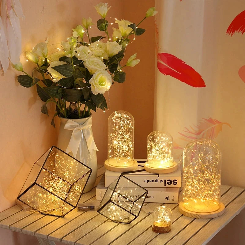 Guirlande Lumineuse de couleur jaune exposé sous une cloche en verre dans une ambiance cocooning