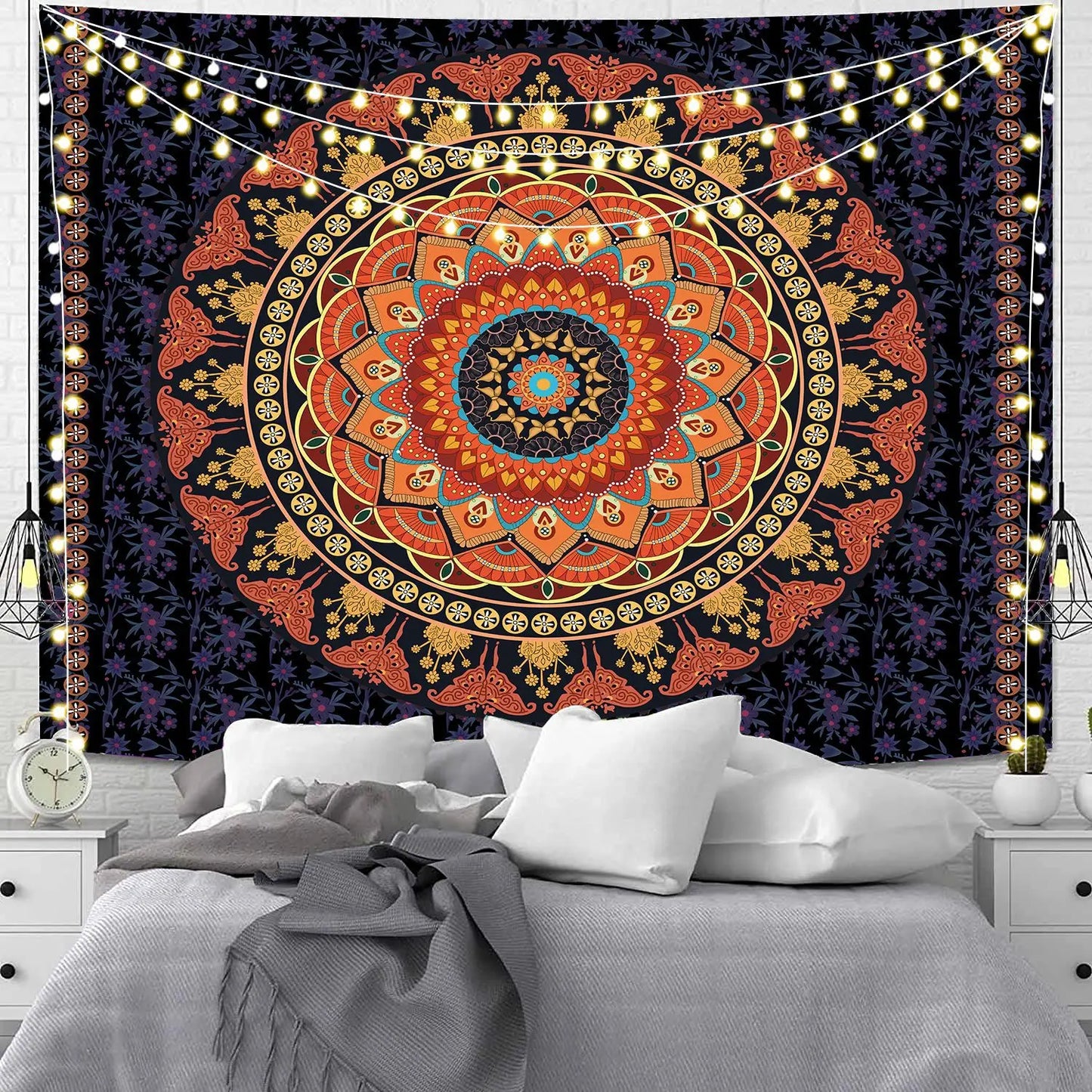 Teinture murale Boheme avec motif mandala exposé sur un mur blanc avec des guirlandes accroché au dessus