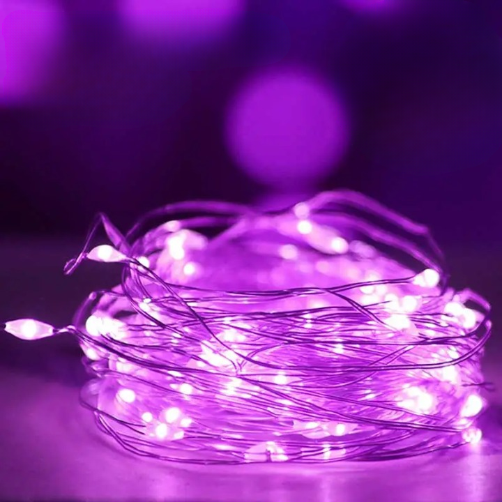 Guirlande Lumineuse de couleur violette enroulé dans une ambiance Cocooning