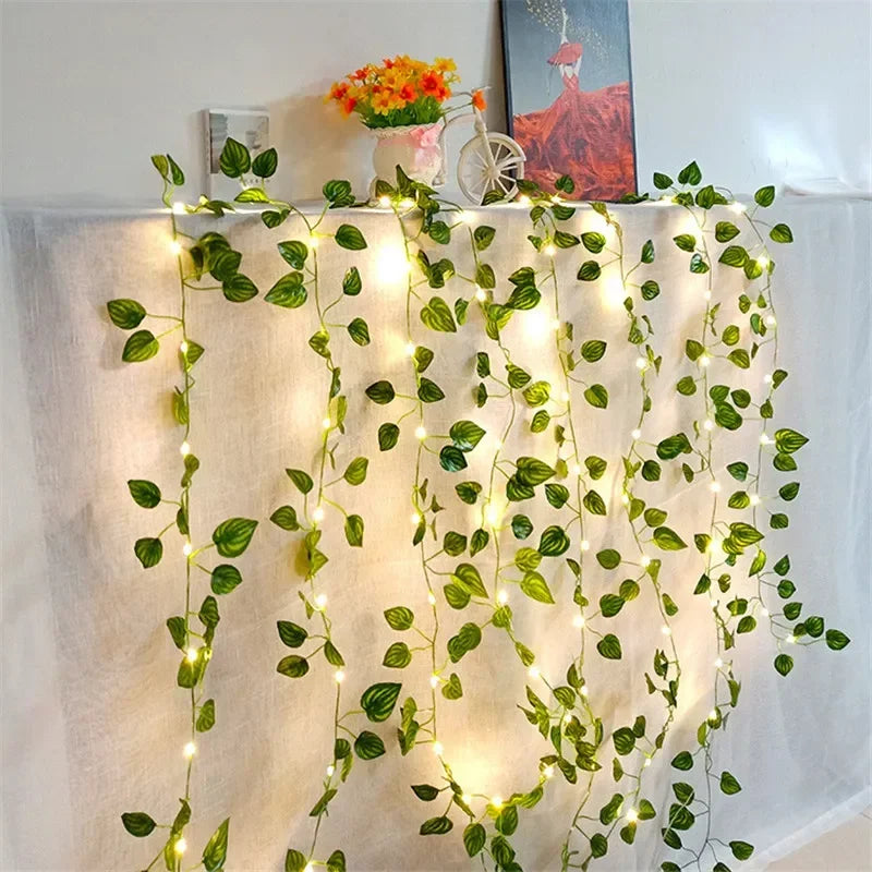 Guirlande Lumineuse intégré dans une lianne végétale en plastique et exposé sur un mur