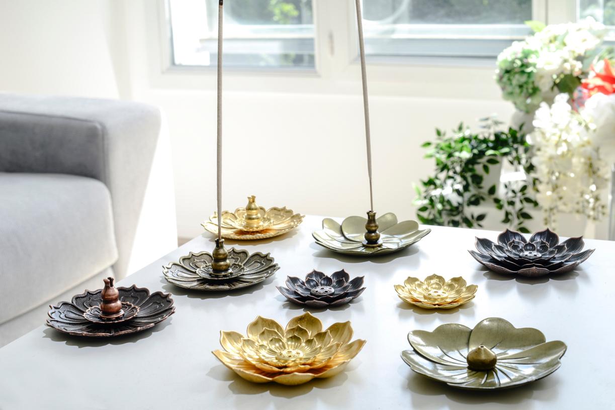 Collection de Porte encens bohème en forme de lotus posé sur une table dans un salon à l’ambiance cocooning