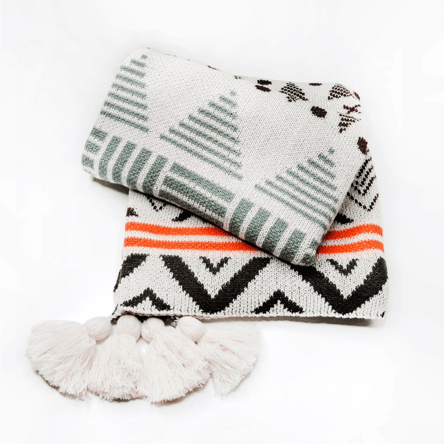 Plaid Bohème à motif posé et plié sur un fond blanc