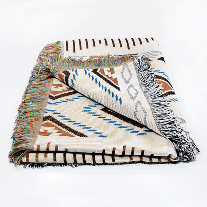Plaid Bohème à motif posé et plié sur un fond blanc