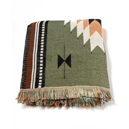 Plaid Bohème à motif posé et plié sur un fond blanc