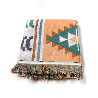 Plaid Bohème à motif posé et plié sur un fond blanc