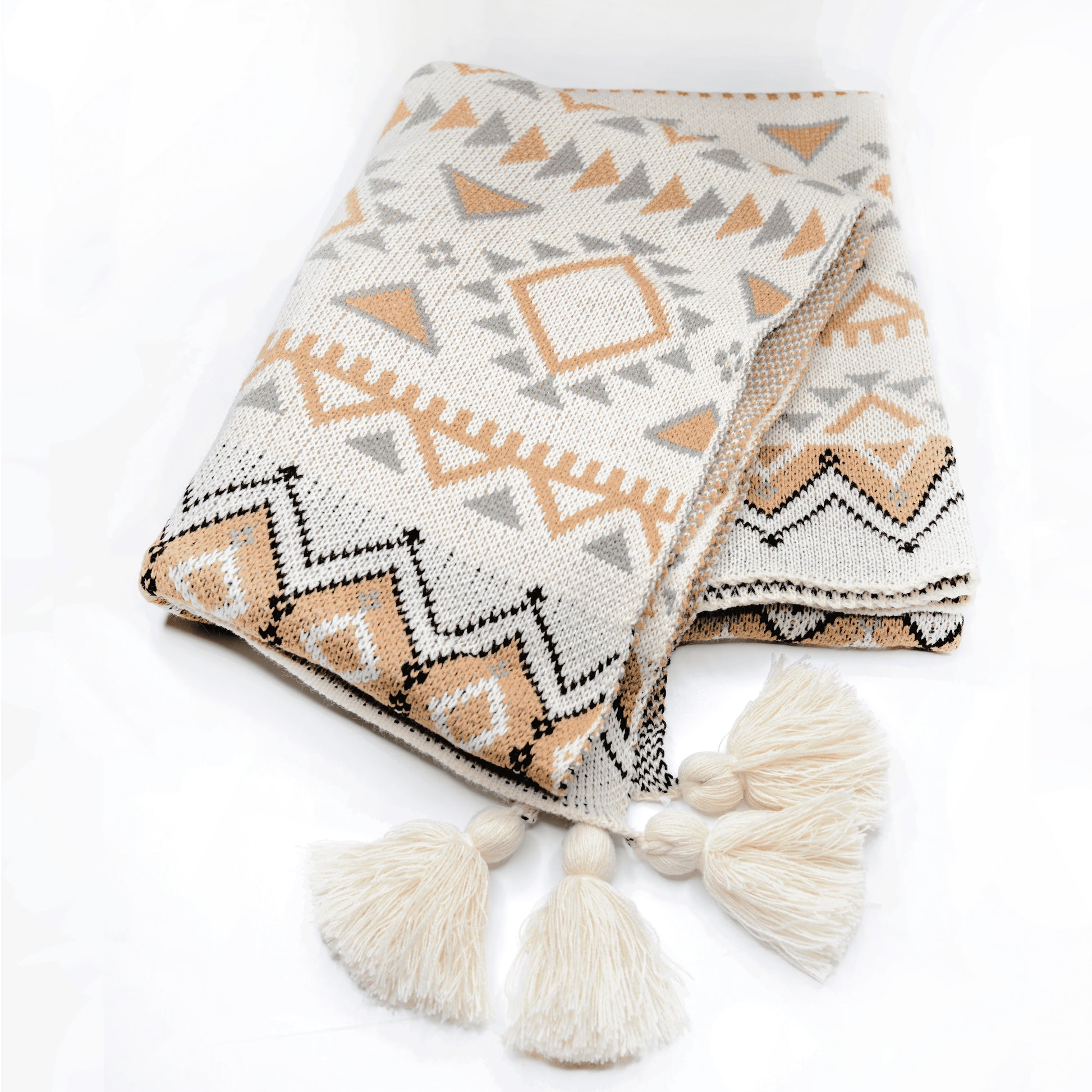 Plaid Bohème à motif posé et plié sur un fond blanc