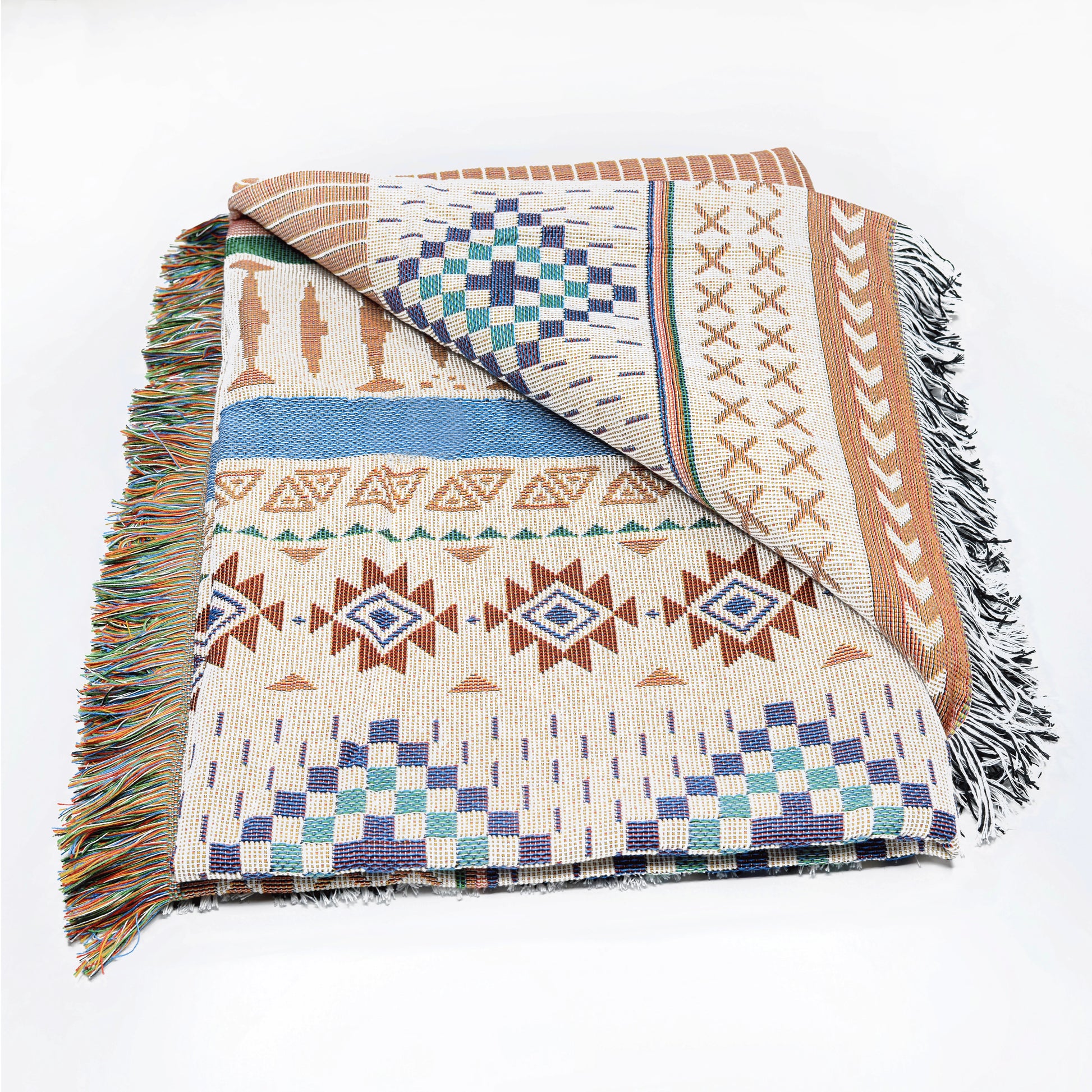 Plaid Bohème à motif posé et plié sur un fond blan