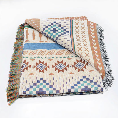 Plaid Bohème à motif posé et plié sur un fond blan