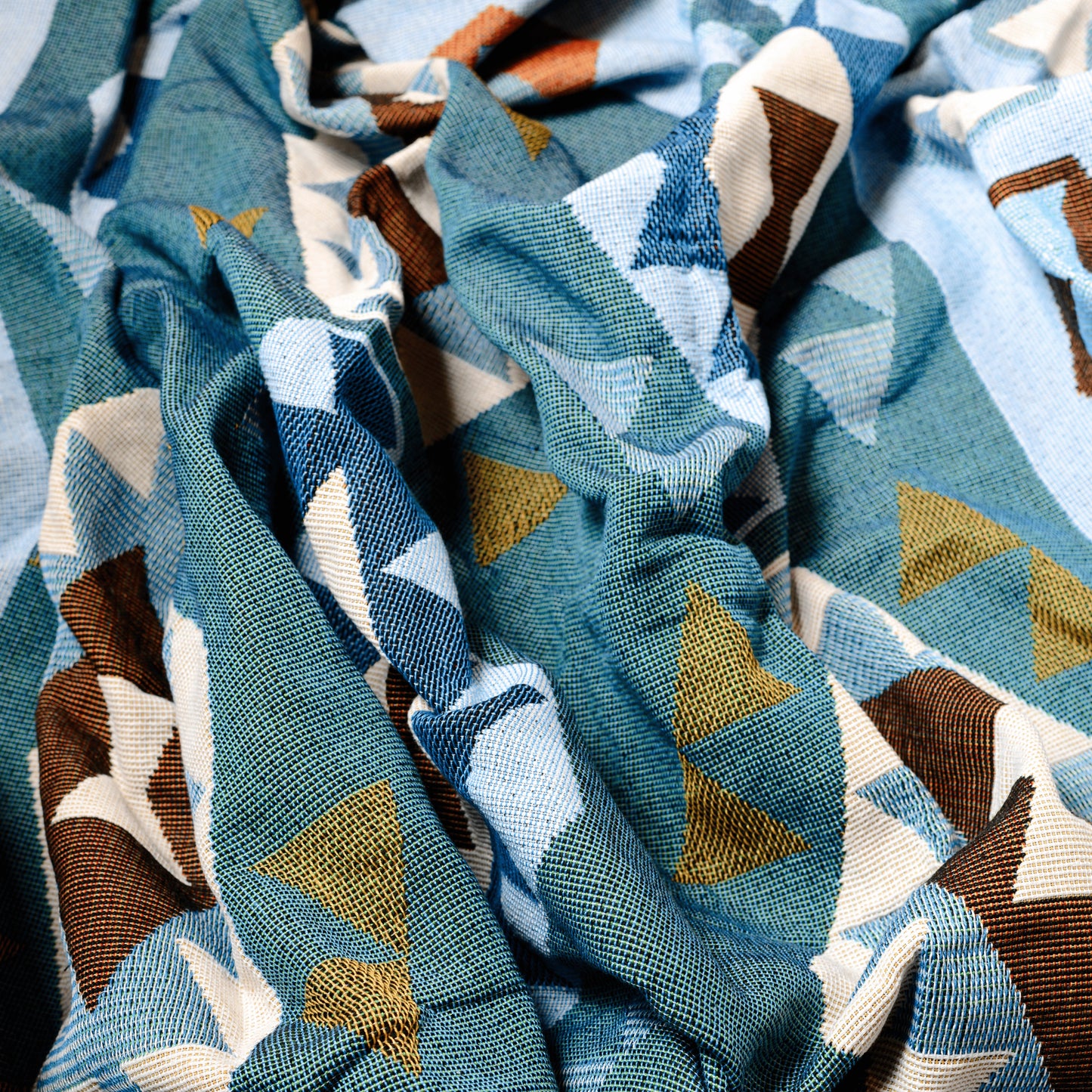 Plaid bohème à motifposé et froissé en gros plan sur les motifs