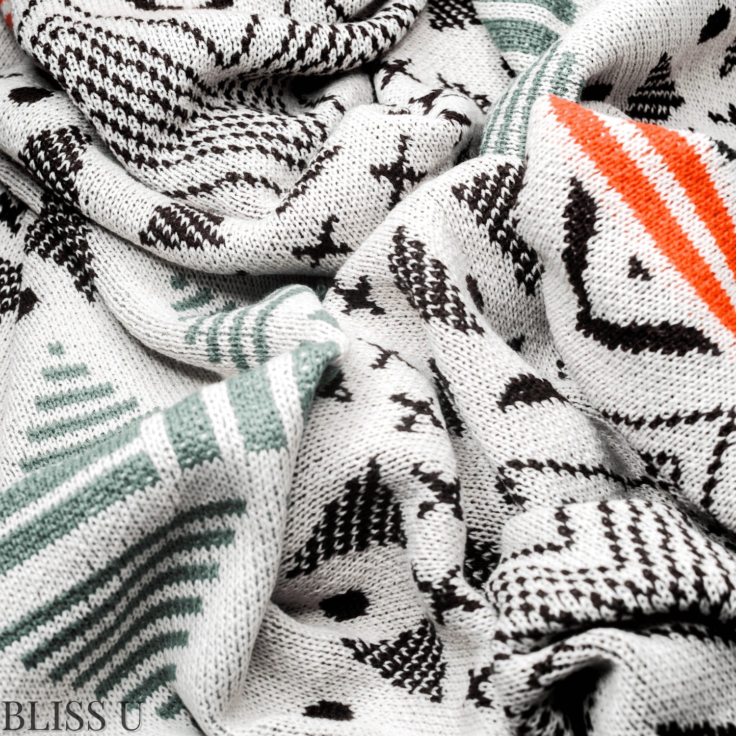 Couverture Plaid aux motifs Bohèmes froissés et vu de près avec le logo Bliss U