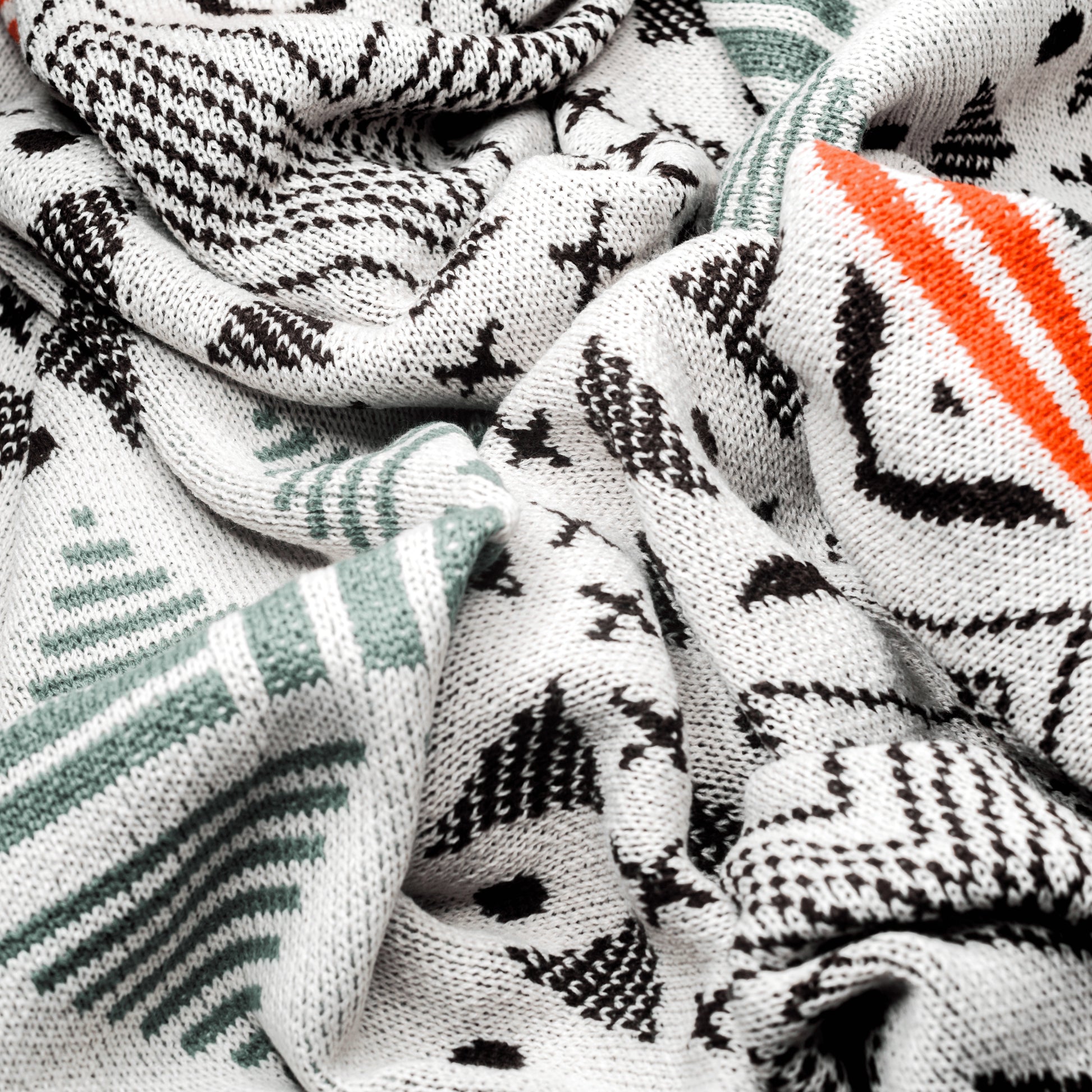 Plaid bohème à motifposé et froissé en gros plan sur les motifs