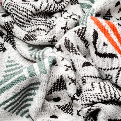 Plaid bohème à motifposé et froissé en gros plan sur les motifs