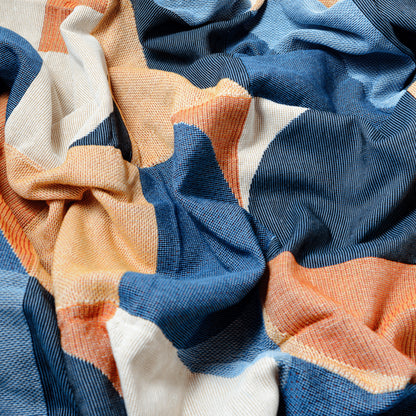 Plaid bohème à motifposé et froissé en gros plan sur les motifs