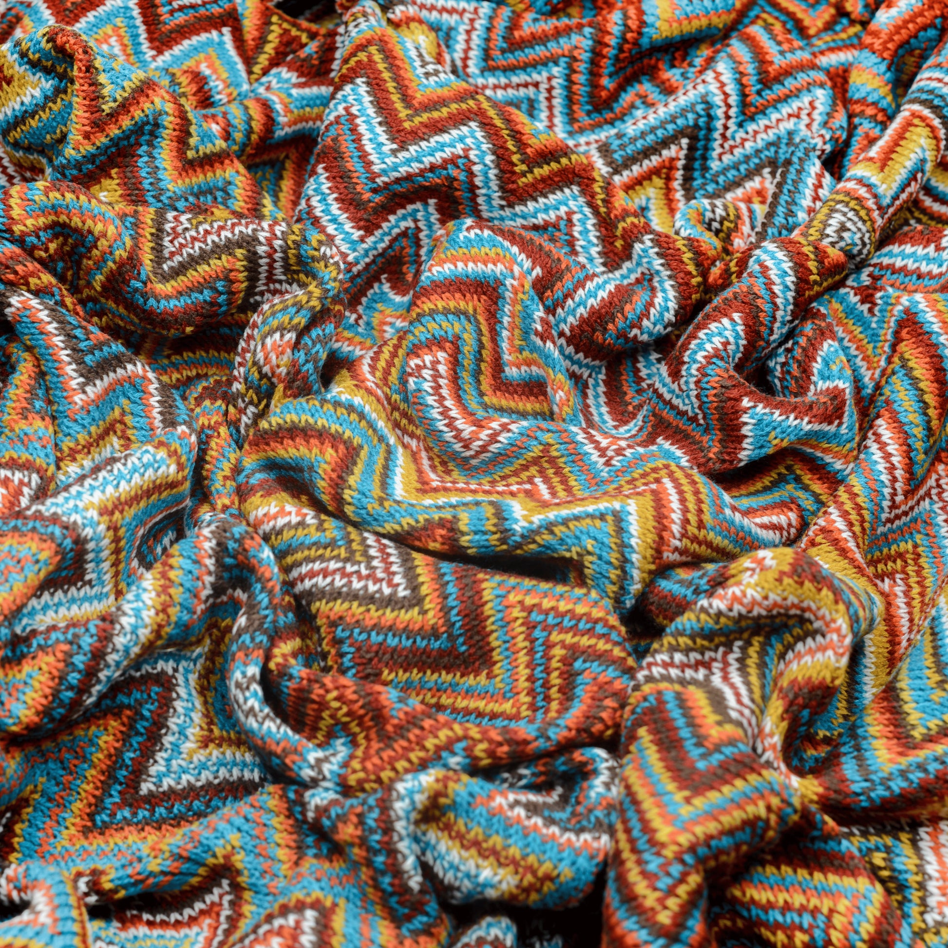 Plaid bohème à motif posé et froissé en gros plan sur les motifs