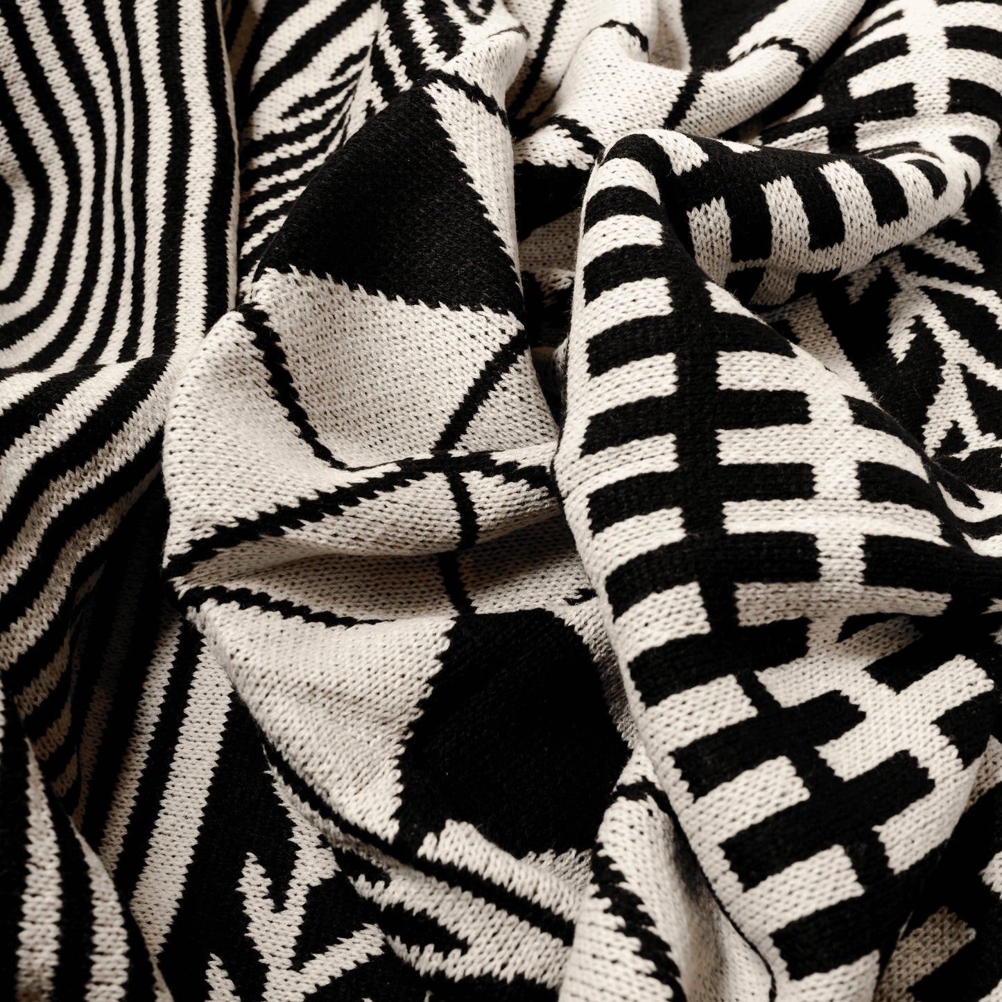 Plaid bohème à motif posé et froissé en gros plan sur les motifs