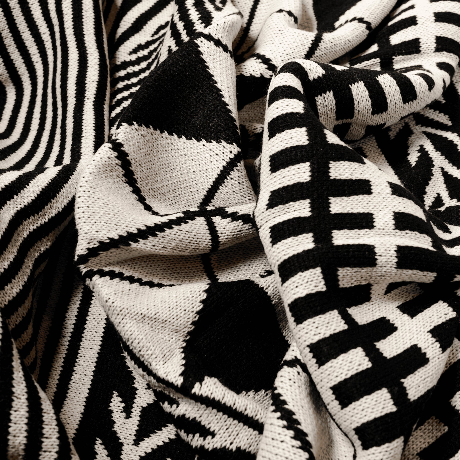 Plaid bohème à motif posé et froissé en gros plan sur les motifs
