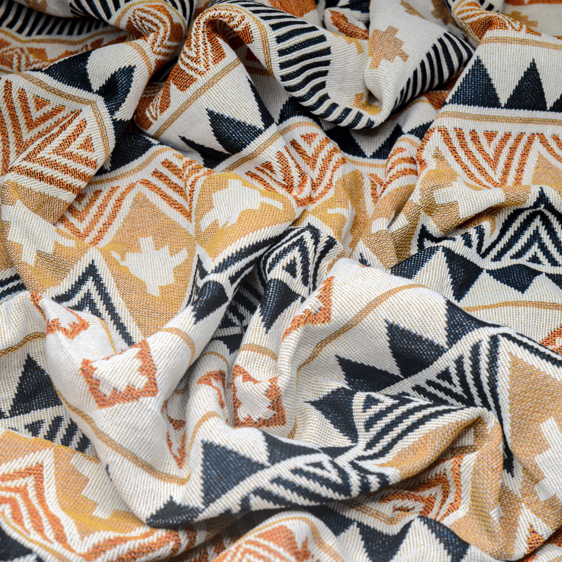 Plaid bohème à motifposé et froissé en gros plan sur les motifs