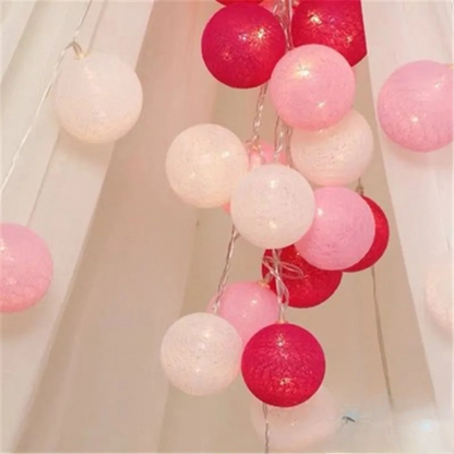 Guirlande Lumineuse en forme de Boule de coton allumé et posé sur une table dans une ambiance cosy et cocooning