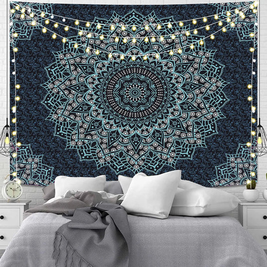 Teinture murale Boheme avec motif mandala exposé sur un mur blanc avec des guirlandes accroché au dessus