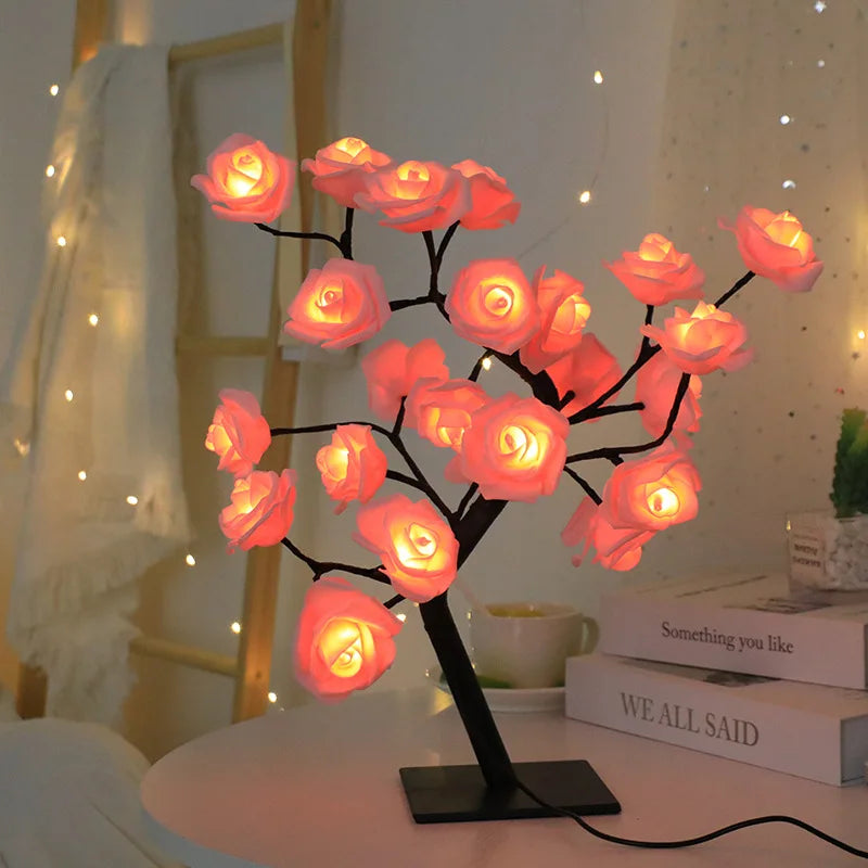 Lampe de bureau florale allumé et posé dans un environnement bohème et cozy